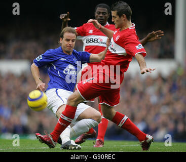 Evertons Andy Van der Meyde hat seinen Schuss vom Middlesbrough-Verteidiger Franck Queudrue (R) während des Barclays Premiership-Spiels im Goodison Park, Liverpool, am Sonntag, 6. November 2005, blockiert. DRÜCKEN SIE VERBANDSFOTO. Das Foto sollte lauten: Nick Potts/PA. Stockfoto