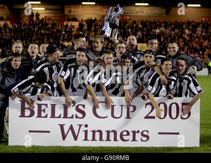 St. Mirren Spieler feiern mit der Trophäe nach dem Gewinn des Bell's Cup Finales gegen Hamilton Academical im Excelsior Stadium, Airdrie, Sonntag, 6. November 2005. DRÜCKEN Sie VERBANDSFOTO. Bildnachweis sollte lauten: Steve Welsh/PA. ** Stockfoto