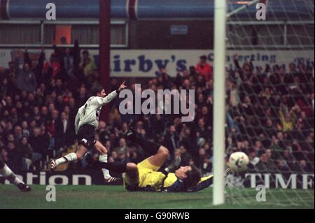 David Beckham von Manchester United kehrt nach dem Tor triumphierend ab Das erste Tor, während Mark Bosnich von Aston Villa auf dem Tor liegt Den Boden Stockfoto