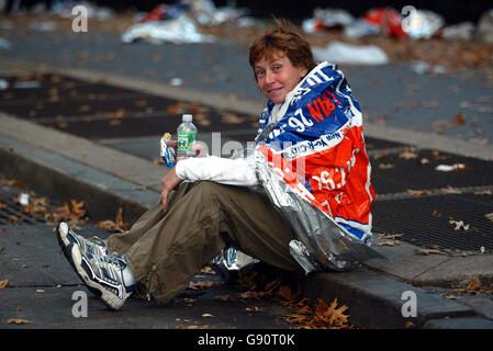 Die Krebserkrankung Jane Tomlinson aus Leeds feiert ihren Versuch beim New York City Marathon heute Sonntag, 6. November 2005, in fünf Stunden 15 Minuten. DRÜCKEN Sie VERBANDSFOTO. Bildnachweis sollte lauten: Chris Ison/PA Stockfoto