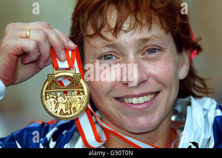 Die krebskranke Jane Tomlinson aus Leeds feiert ihren Versuch beim New York City Marathon in fünf Stunden und 15 Minuten. Stockfoto