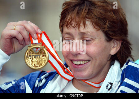 Die krebskranke Jane Tomlinson aus Leeds feiert ihren Versuch beim New York City Marathon am Sonntag, den 6. November 2005, in fünf Stunden und 15 Minuten. DRÜCKEN SIE VERBANDSFOTO. Das Foto sollte lauten: Chris Ison/PA Stockfoto