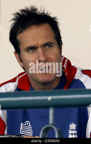 Der verletzte England-Kapitän Michael Vaughan wacht am ersten Tag des ersten Testkampfes gegen Pakistan im Multan Cricket Stadium in Multan, Pakistan, Samstag, 12. November 2005, von der Tribüne. Siehe PA Geschichte CRICKET England. DRÜCKEN Sie VERBANDSFOTO. Bildnachweis sollte lauten: Gareth Copley/PA. ***- KEINE HANDY-NUTZUNG*** Stockfoto