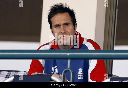 Der verletzte englische Kapitän Michael Vaughan wacht am ersten Tag des ersten Testkampfs gegen Pakistan im Multan Cricket Stadium in Multan, Pakistan, am Samstag, den 12. November 2005, von der Tribüne. Siehe PA Geschichte CRICKET England. DRÜCKEN SIE VERBANDSFOTO. Bildnachweis sollte lauten: Gareth Copley/PA. Stockfoto