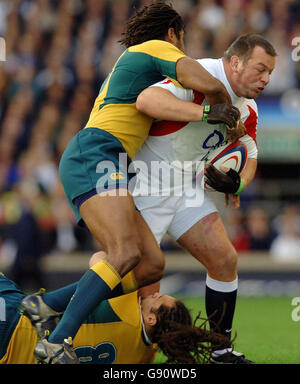 Englands Steve Thompson (R) wird von den Australiern Lote Tuqiri (L) und George Smith während des Internationalen Spiels in Twickenham, London, am Samstag, den 12. November 2005, angegangen. DRÜCKEN Sie VERBANDSFOTO. Bildnachweis sollte lauten: Matthew Fearn/PA. Stockfoto