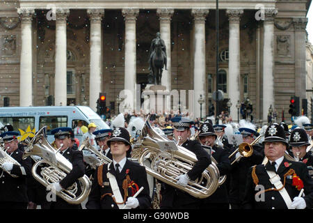 Die Parade passiert das Mansion House während der Lord Mayor's Show in London, Samstag, den 12. November 2005. Der neue Oberbürgermeister David Brewer wird der 678. Oberbürgermeister der City of London and the Show, Das seit fast 800 Jahren jährlich stattfindende Ereignis zeigt eine Prozession von Wagen, die sich durch die Straßen Londons schlängeln, von der Guildhall bis zu den Royal Courts of Justice. DRÜCKEN SIE VERBANDSFOTO. Der Bildnachweis sollte lauten: Johnny Green/Pool/PA. Stockfoto