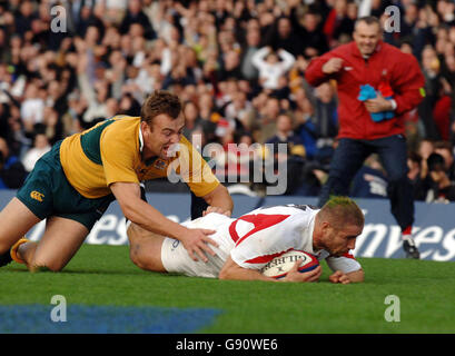 Der Engländer Ben Cohen hat trotz des Tackles von Chris Latham (L) beim internationalen Spiel in Twickenham, London, Samstag, 12. November 2005 einen Versuch gegen Australien gemacht. DRÜCKEN Sie VERBANDSFOTO. Bildnachweis sollte lauten: Matthew Fearn/PA. Stockfoto