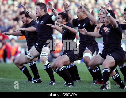 Neuseeland spielen den Haka vor dem Internationalen Spiel gegen Irland in Lansdowne Road, Dublin, Irland, Samstag, 12. November 2005. DRÜCKEN Sie VERBANDSFOTO. Bildnachweis sollte lauten: David Davies/PA. Stockfoto