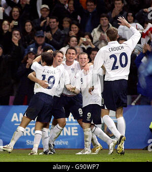 Der Engländer Michael owen (zweiter links) feiert sein zweites Tor gegen Argentinien mit Teamkollegen während des Internationalen Freundschaftsspiels am 12. November 2005 im Stade de Geneve, Genf, Schweiz. DRÜCKEN SIE VERBANDSFOTO. Der Bildnachweis sollte lauten: Owen Humphreys/PA. Stockfoto