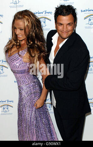 Katie Price (AKA Jordan) und ihr Ehemann Peter Andre kommen am Samstag, den 12. November 2005, zur jährlichen Spendenaktion für die Organisation Rainbow Glass Slipper Ball 2005 zur Unterstützung von Familien mit unheilbar kranken Kindern aus dem Park Lane Hilton im Zentrum von London. DRÜCKEN SIE VERBANDSFOTO. Bildnachweis sollte lauten: Steve Parsons/PA Stockfoto