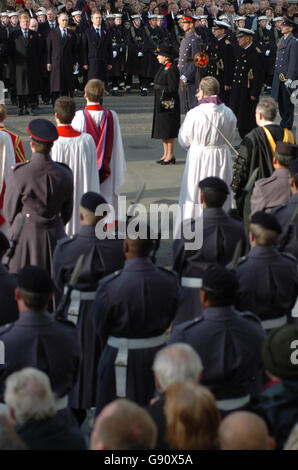 Königin Elizabeth II. Nimmt am Sonntag, 13. November 2005, an einem Gedenksonntag neben dem Cenotaph in Whitehall in Westminster, im Zentrum von London, Teil. Ihre Majestät wurde von dem Herzog von Edinburgh und anderen Mitgliedern der königlichen Familie sowie dem Premierminister und anderen Vertretern der Politik unter anderem begleitet, als sie sich versammelten, um am Sonntag der Erinnerung an diejenigen, die ihr Leben für ihr Land geopfert haben, ihre Achtung zu zollen. Siehe PA Story ROYAL Remembrance. DRÜCKEN SIE VERBANDSFOTO. Der Bildnachweis sollte lauten: Johnny Green/PA. Stockfoto