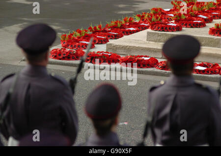 Mohnkränze lagen auf dem Cenotaph, Whitehall Central London, Sonntag, 13. November 2005. Der britischen Königin Elizabeth II. Schlossen sich der Herzog von Edinburgh und andere Mitglieder der königlichen Familie sowie der Premierminister und andere Vertreter der Politik an, darunter Als sie sich versammelten, um am Gedenktag denjenigen, die ihr Leben für ihr Land geopfert haben, ihren Respekt zu erweisen. Siehe PA Story ROYAL Remembrance. DRÜCKEN SIE VERBANDSFOTO. Der Bildnachweis sollte lauten: Johnny Green/PA. Stockfoto