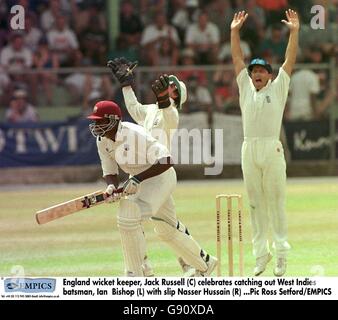 England Wicket-Keeper, Jack Russell (C) feiert Fang West Indies Batsman, Ian Bishop (L) mit Slip Nasser Hussain (R) Stockfoto