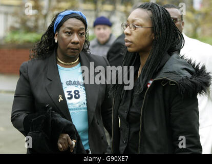 Gee Walker (L), Mutter des ermordeten Liverpooler Teenagers Anthony Walker, wird von Familienmitgliedern begleitet, als sie am Montag, dem 14 2005. November, am Crown Court in Preston ankommt. Die Jury wird im Prozess gegen zwei Männer vereidigt, die des Mordes an dem schwarzen Teenager Walker beschuldigt werden. Michael Barton und Paul Taylor, 17 und 20 Jahre alt, werden beschuldigt, den 18-jährigen SCHÜLER DER KLASSE A in Huyton, Merseyside, im Juli getötet zu haben. Siehe PA Story COURTS AX. DRÜCKEN SIE VERBANDSFOTO. Das Foto sollte lauten: Phil Noble/PA Stockfoto