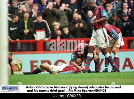 Fußball - FA Carling Premiership - Aston Villa gegen Crystal Palace. Savo Milosevic (liegend) von Aston Villa feiert sein zweites und das dritte Tor seines Teams Stockfoto