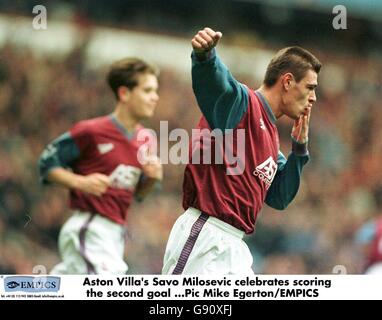 Fußball - FA Carling Premiership - Aston Villa gegen Crystal Palace. Savo Milosevic von Aston Villa feiert den zweiten Treffer Stockfoto