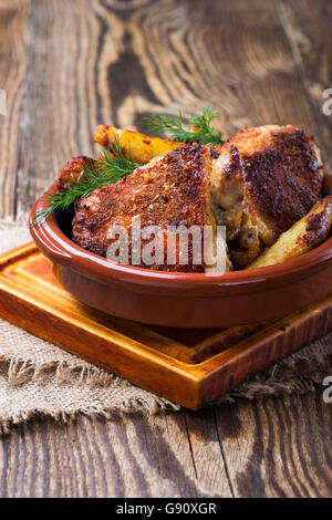 Hausgemachte Ofen gebratene Hähnchenschenkel Parmesan Kruste Stockfoto