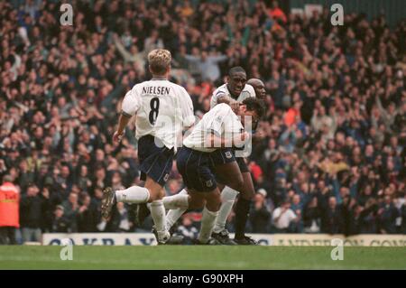 Fußball - FA Carling Premiership - Tottenham Hotspur gegen Liverpool. Ramon Vega von Tott Enham Hotspur (rechts, vorne) feiert sein Tor mit Sol Campbell (rechts, hinten) Stockfoto