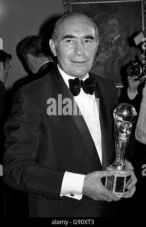 Englands ehemaliger Teamchef Sir Alf Ramsey mit einer Nachbildung der Jules Rimet Trophy, die England vor acht Jahren gewonnen hat. Stockfoto