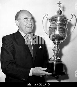 Sir Alf Ramsey, der in seinem WM-Siegerjahr - 1966 - Englands Fußballmanager war, mit der imposanten Sir Alf Ramsey Trophy, die an die Gewinner des World Cup Commemoration 1966 und des Royal Jubilee internationalen Five-a-Side Turniers im Empire Pool, Wembley, verliehen wird. Stockfoto