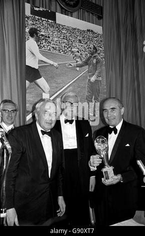 800 vergoldetes „World Cup“ an Sir Alf Ramsey, Englands entlassenen Fußballmanager, bei einem Erfahrungsbericht-Dinner für Sir Alf im Londoner Cafe Royal. Im Mittelpunkt steht Sir Stanley Rous, der kürzlich den Präsidenten der FIFA abgesetzt hat. Stockfoto