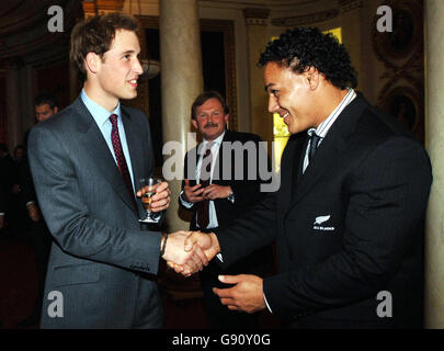 Prinz William begrüßt Chris Masoe vom All Blacks, New Zealand Rugby Team während eines besonderen Empfangs im Buckingham Palace im Zentrum von London, Montag, 14. November 2005. Siehe PA Story ROYAL William. DRÜCKEN Sie VERBANDSFOTO. Der Bildnachweis sollte lauten: Fiona Hanson/PA/Pool Stockfoto