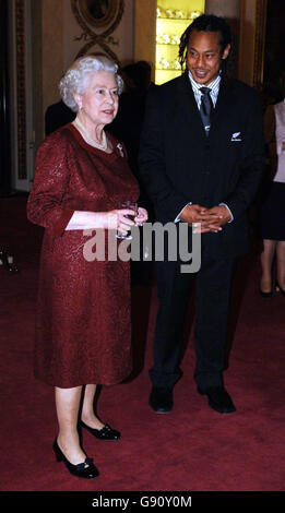 Britains Queen Elizabeth II. Mit Tana Umaha, Captain of New Zealand Rugby Team, The All Blacks bei einem besonderen Empfang im Buckingham Palace im Zentrum von London, Montag, 14. November 2005. Siehe PA Story ROYAL William. DRÜCKEN Sie VERBANDSFOTO. Der Bildnachweis sollte lauten: Fiona Hanson/PA/Pool Stockfoto