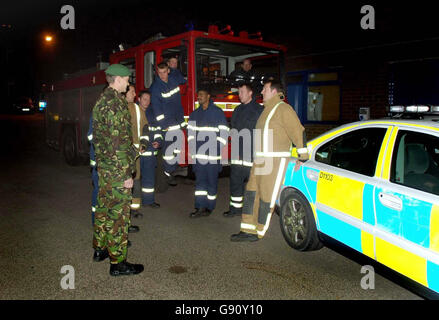 Mitglieder des Militärs stehen vor dem Feuerwehrhauptquartier in Birmingham, Montag, den 14. November 2005, für die Feuerwehr ein. Der Schritt folgt auf die Ankündigung eines Streiks nach elften Stunden Gespräche zur Beilegung eines Streits über Arbeitsbedingungen endete mit Scheitern. West Midlands Fire Service sagte, dass die Feuerwehr-Union ein Angebot des Managements abgelehnt habe, das einen „letzten Graben“ gemacht habe, um einen dreistündigen Walk-out ab 18 Uhr abzuwenden. Siehe PA Story INDUSTRY Fire. DRÜCKEN Sie VERBANDSFOTO. Bildnachweis sollte lauten: Rui Vieira/PA Stockfoto