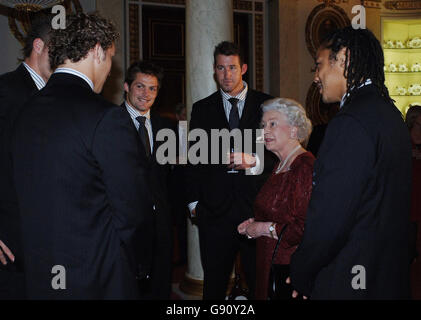 Britains Queen Elizabeth II. Mit Mitgliedern des neuseeländischen Rugby-Teams The All Blacks und ihrer Captain Tana Umaga (rechts), bei einem besonderen Empfang im Buckingham Palace im Zentrum von London, Montag, 14. November 2005. Siehe PA Story ROYAL William. DRÜCKEN Sie VERBANDSFOTO. Der Bildnachweis sollte lauten: Fiona Hanson/PA/Pool Stockfoto