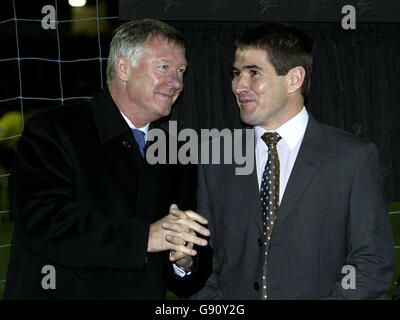 Manchester United Manager Sir Alex Ferguson und Burton Albion Manager Nigel Clough (ganz links) bei der Eröffnung des Pirelli Stadions, in Burton-on-Trent, Staffordshire, Montag, 14. November 2005. Ferguson hat enthüllt, dass die Schlüsselspieler Gary Neville und Roy Keane etwas von der vollen Fitness entfernt sind. Es gab einen Vorschlag, das Paar würde in der heutigen freundlich spielen, um die Eröffnung von Burton Albions neuem Stadion zu feiern. Siehe PA Geschichte FUSSBALL man Utd. DRÜCKEN Sie VERBANDSFOTO. Bildnachweis sollte lauten: Nick Potts/PA. KEINE INOFFIZIELLE CLUB-WEBSITE. Stockfoto