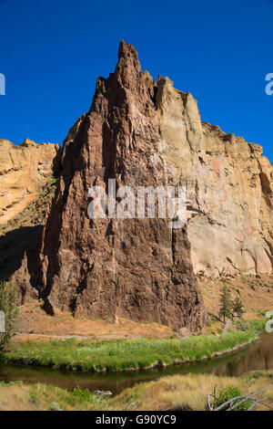 Klippen am Smith Felsen mit Crooked River, Smith Rock State Park, Oregon Stockfoto