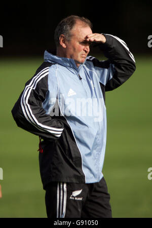 Neuseelands Cheftrainer Graham Henry beobachtet seine Spieler während einer Trainingseinheit an der Universität von Glamorgan, Treforest, bei Caerphilly, Montag, 31. Oktober 2005. Neuseeland spielen Wales in der Invesco Perpetual Series im Millennium Stadium am Samstag. Siehe PA Story RUGBYU Wales. DRÜCKEN Sie VERBANDSFOTO. Bildnachweis sollte lauten: David Davies/PA. Stockfoto