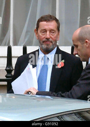 David Blunkett, Staatssekretär für Arbeit und Pensionen vor seinem Londoner Büro, Montag, 31. Oktober 2005. Pensionsminister Blunkett sollte "seinen Job machen dürfen", betonte Premierminister Tony Blair heute. Der Premierminister bittet um Rat, wenn er behauptet, dass die Beteiligung von Herrn Blunkett an einem DNA-Testunternehmen gegen die Regeln der Minister verstoßen habe und einen Interessenkonflikt darstelle. Und in der Downing Street warnte Blair die Menschen davor, sich "zu einem Abschluss zu eilen". Siehe PA Geschichte POLITIK Blunkett. DRÜCKEN SIE VERBANDSFOTO. Das Foto sollte lauten: Michael Stephens/PA. Stockfoto