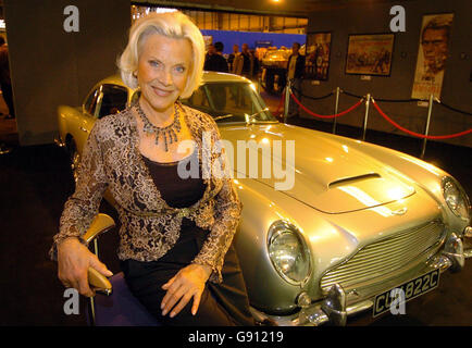 Das ehemalige Bond-Mädchen Honor Blackman mit dem 'Goldfinger' Aston Martin DSB5 während des Eröffnungstages der Classic Car Show im NEC in Birmingham, Freitag, 4. November 2005. DRÜCKEN Sie VERBANDSFOTO. Bildnachweis sollte lauten: David Jones/PA. Stockfoto