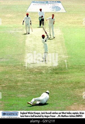 England Wicket Keeper, Jack Russell holt West Indies Kapitän Brian Lara aus einem Ball von Angus Fraser ausgeguckt Stockfoto