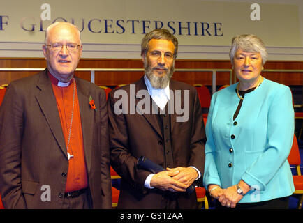 Der ehemalige Popstar Yusuf Islam, der früher als Cat Stevens bekannt war, erhält am Freitag, den 4. November 2005, von Lord Carey, Chancelor der University of Gloucestershire und Vice Chancelor Dame Jane Trotte die Ehrendoktorwürde. Siehe PA Geschichte BILDUNG Yusuf. DRÜCKEN SIE VERBANDSFOTO. Das Foto sollte lauten: David Jones/PA. Stockfoto