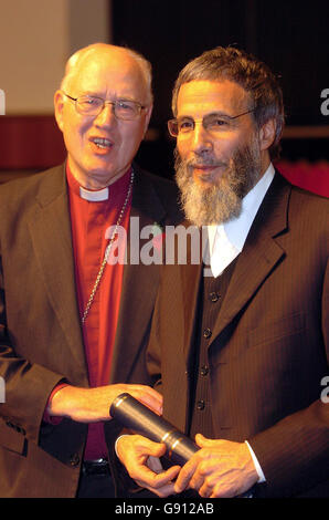 Der ehemalige Popstar Yusuf Islam, der früher als Cat Stevens bekannt war, erhält am Freitag, den 4. November 2005, einen Ehrendoktortitel von Lord Carey, Chancelor der University of Gloucestershire. Siehe PA Geschichte BILDUNG Yusuf. DRÜCKEN Sie VERBANDSFOTO. Bildnachweis sollte lauten: David Jones/PA. Stockfoto