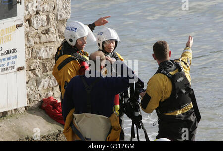 Polizeitaucher bereiten sich vor dem Ausgehen auf See Samstag, den 5. November 2005 auf die Suche nach Matthew Myburgh, 16, und Charlie Morrell, 15, die die vermissten Jungen waren, waschen aus Lulwoth Cove auf See am Donnerstag. Siehe PA Geschichte SEA Boys. DRÜCKEN Sie VERBANDSFOTO. Bildnachweis sollte lauten: Tim Ockenden/PA Stockfoto