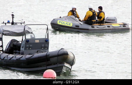 Polizeitaucher bereiten sich vor dem Ausgehen auf See Samstag, den 5. November 2005 auf die Suche nach Matthew Myburgh, 16, und Charlie Morrell, 15, die die vermissten Jungen waren, waschen aus Lulwoth Cove auf See am Donnerstag. Siehe PA Geschichte SEA Boys. DRÜCKEN Sie VERBANDSFOTO. Bildnachweis sollte lauten: Tim Ockenden/PA Stockfoto