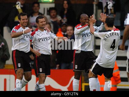 Fußball - FA Barclays Premiership - Fulham gegen Manchester City - Craven Cottage. Fulhams Steed Malbranque feiert sein Tor mit Luis Boa Morte Stockfoto