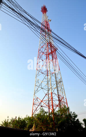 Rote und weiße Fernmeldeturm mit einer Menge von verschiedenen Antennen Stockfoto