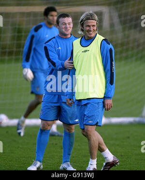 Die Engländerinnen David Beckham (R) und Wayne Rooney teilen sich am Mittwoch, den 9. November 2005, während einer Trainingseinheit auf dem Carrington Ground in Manchester einen Witz vor dem internationalen Freundschaftsspiel gegen Argentinien am Samstag in Genf. Siehe PA Geschichte FUSSBALL England. DRÜCKEN Sie VERBANDSFOTO. Bildnachweis sollte lauten: Nick Potts/PA. Stockfoto