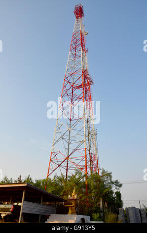 Rote und weiße Fernmeldeturm mit einer Menge von verschiedenen Antennen Stockfoto