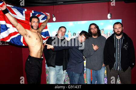 The Blood Hound Gang sind zu Gast bei MTV's TRL (Total Request Live) Show, live aus den MTV Studios in Leicester Square, Central London, Mittwoch, 9. November 2005. DRÜCKEN Sie VERBANDSFOTO. Bildnachweis sollte lauten: Anthony Harvey/PA Stockfoto