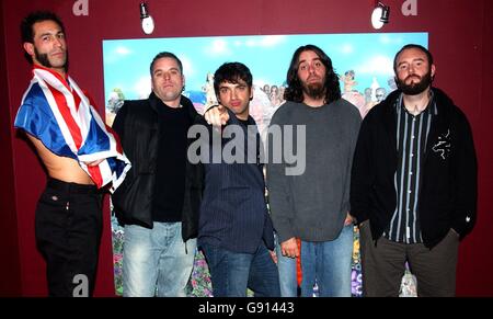 The Blood Hound Gang sind zu Gast bei MTV's TRL (Total Request Live) Show, live aus den MTV Studios in Leicester Square, Central London, Mittwoch, 9. November 2005. DRÜCKEN Sie VERBANDSFOTO. Bildnachweis sollte lauten: Anthony Harvey/PA Stockfoto