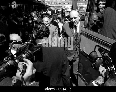 England World Cup Party - Heathrow Airport. Sir Alf Ramsey, Manager von England, als er mit der Mannschaft nach Mexiko aufbrach. Stockfoto