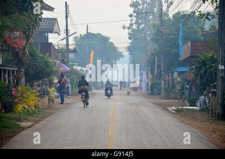 Lebensstil der Phutai Menschen Stil in Landschaft bei Ban Non Hom in Morgen am 15. Januar 2016 in Sakon Nakhon, Thailand Stockfoto