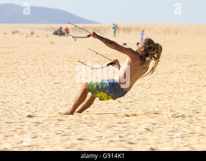 Mann mit Dreadlocks Drachen am Strand von Corralejo auf Fuerteventura, Kanarische Inseln, Spanien Stockfoto