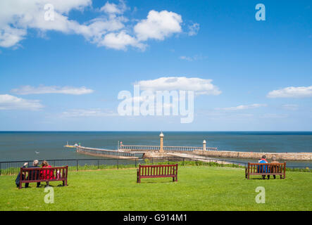 Blick über Whitby Pfeiler aus West Cliff. Whitby, North Yorkshire, England. Vereinigtes Königreich Stockfoto