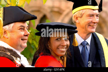 Dame Kelly Holmes, die doppelte olympische Goldmedaillengewinnerin, lächelt, während sie mit Universitätsbeamten posiert, bevor sie am Mittwoch, dem 16. November 2005, in der Kathedrale von Rochester die Ehrendoktorwürde als Doktor des Zivilrechts erhielt. Der Abschluss wurde ihr von der University of Kent, ihrem Heimatbezirk, bei einer Zeremonie für 140 Absolventen verliehen. Siehe PA Geschichte BILDUNG Holmes. DRÜCKEN Sie VERBANDSFOTO. Bildnachweis sollte lauten: John Stillwell/PA Stockfoto